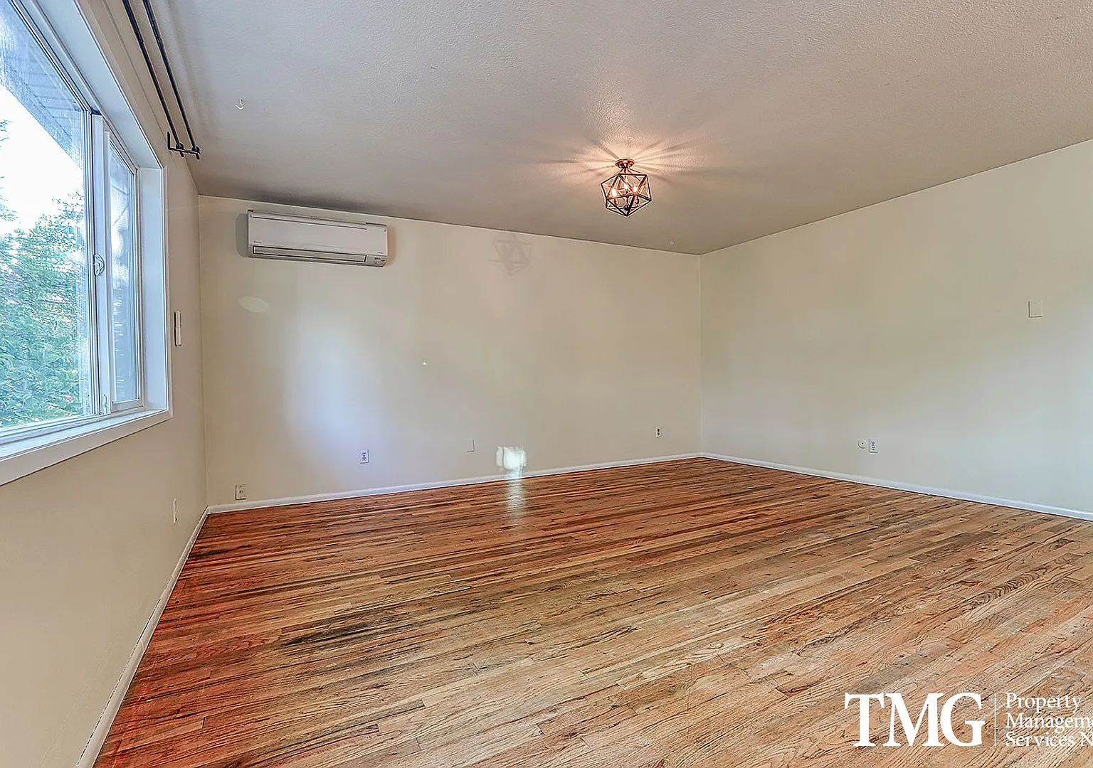 Cozy 3 bedroom 2 bath home in NE Portland — Photo 2