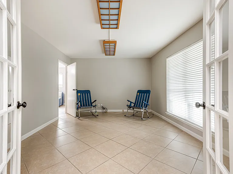 555 Patricia — Photo 4
