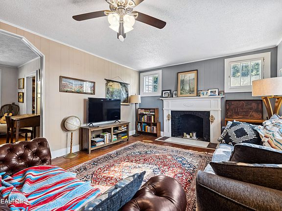 3rd image of 801 Farragut Ave