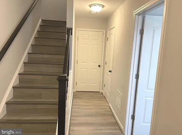 1 bed, 2100 sqft, $1,200 — Photo 3