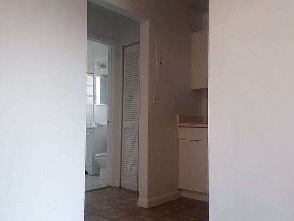 4th image of 1560 NW 1st Ct APT 2