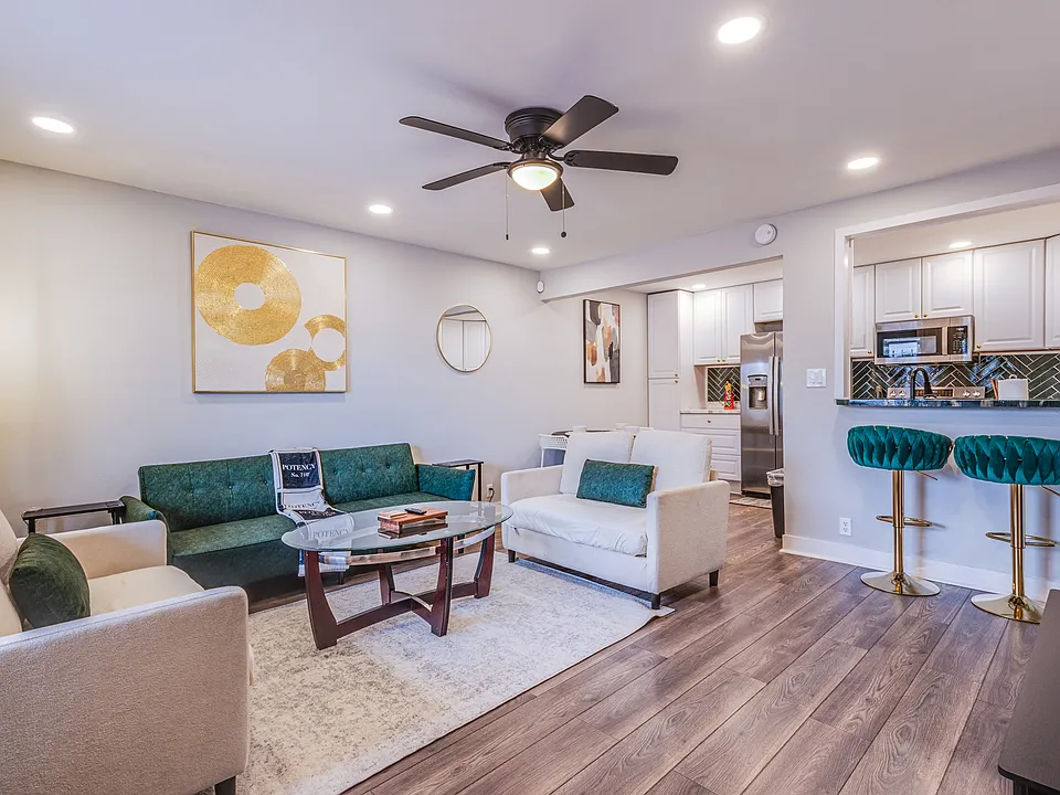 S Royal Crest Cir