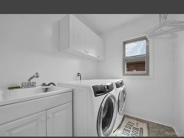 4959 Kingswood Dr — Photo 1