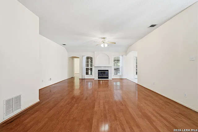 4 bed, 2.0 bath, 2038 sqft, $2,150 — Photo 4