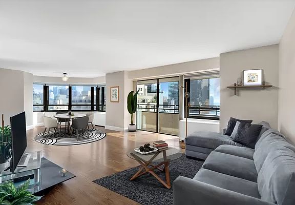 3rd image of 240 E 47th St APT 18D
