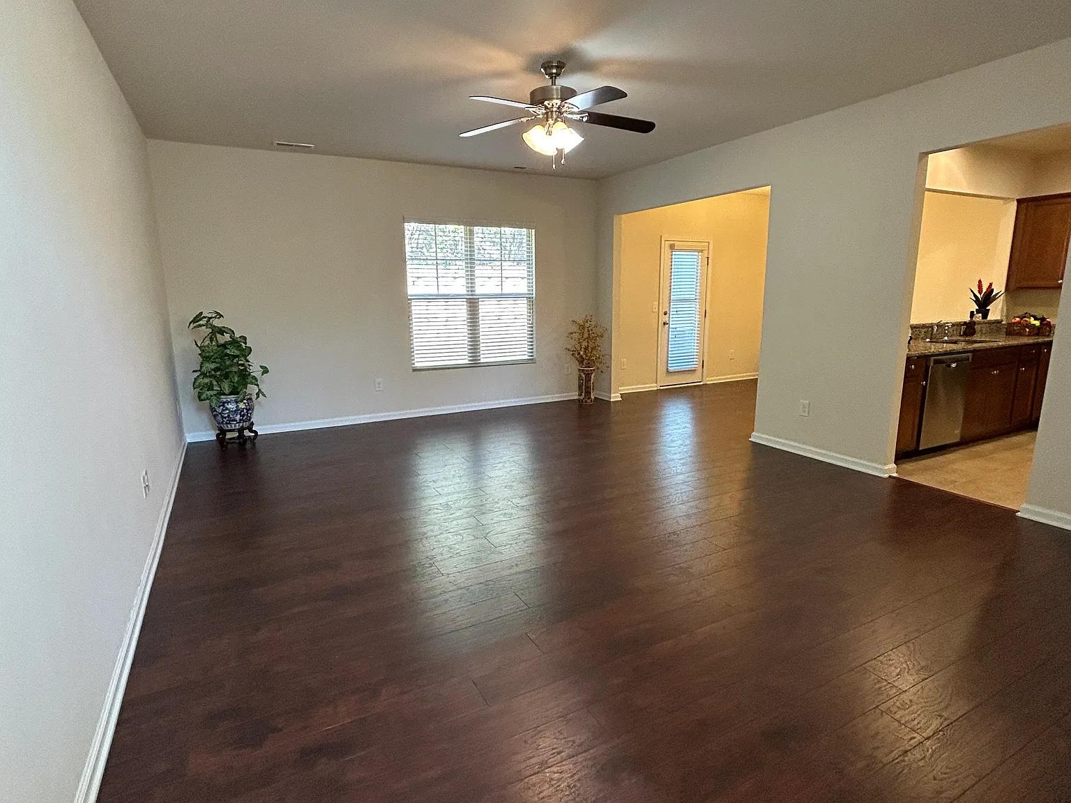 3 bed, 2.5 bath, 1800 sqft, $2,100 — Photo 3