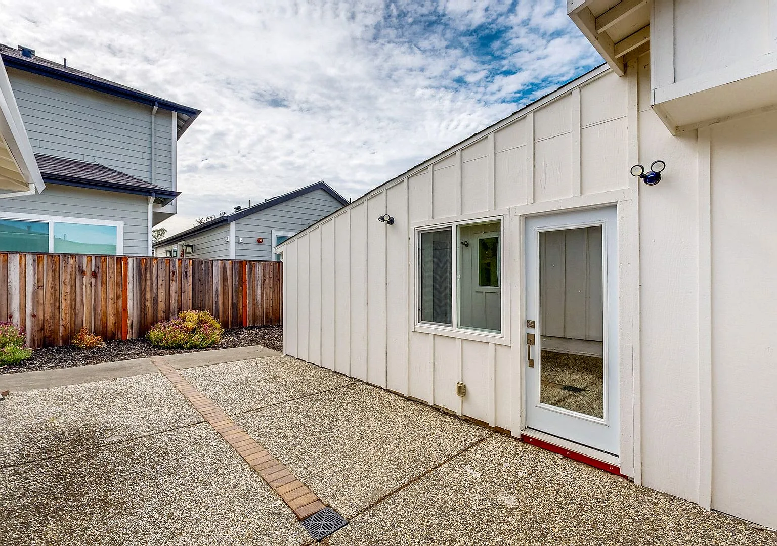 2113 Dennis — Photo 3