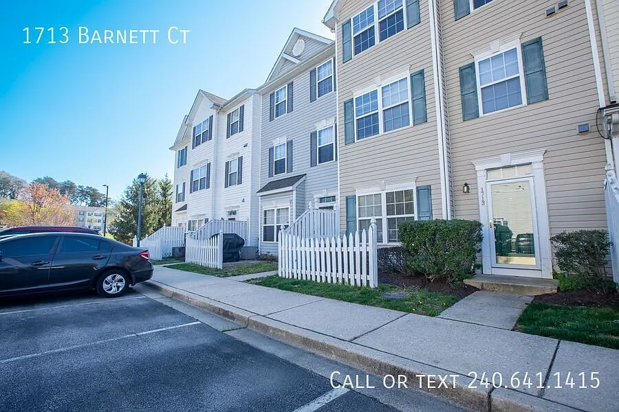 Magnificent 3 BR/2 BA Townhome in Severn! — Photo 2