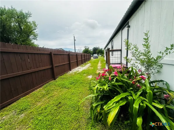 217 E Schulz St, Marion, TX 78124