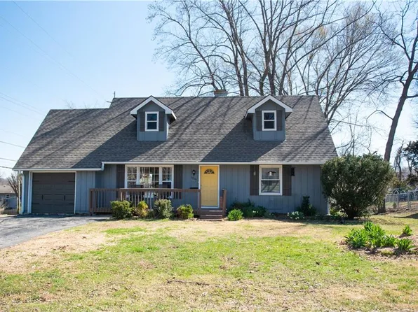 13501 Applewood Dr, Grandview, MO 64030