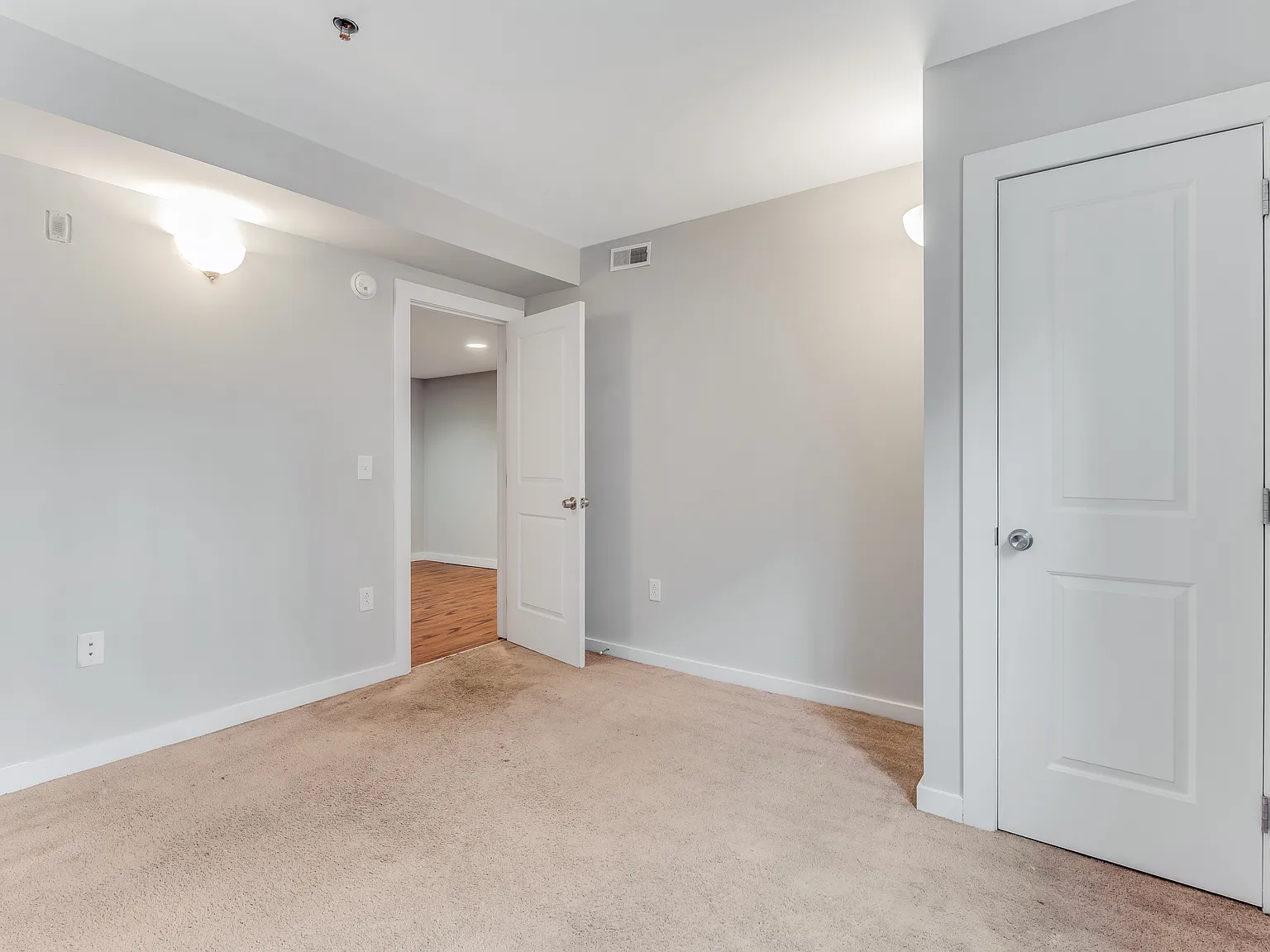 3 bed, 1050 sqft, $1,645 — Photo 4
