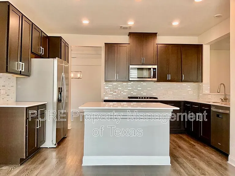 1008 Brenham Ln — Photo 10