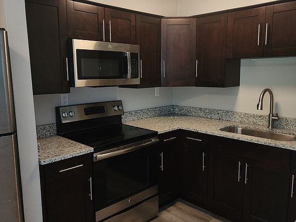 2nd image of 325 Ashlawn Dr #6