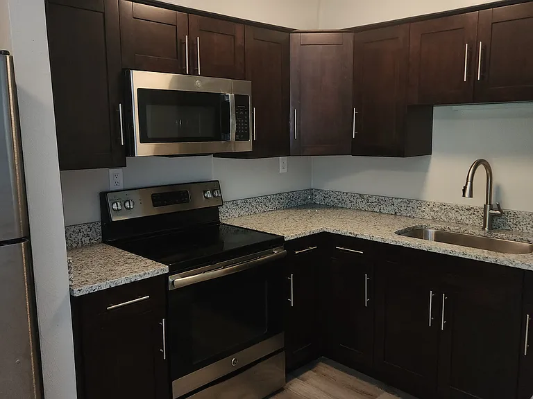 325 Ashlawn Dr #6 — Photo 2