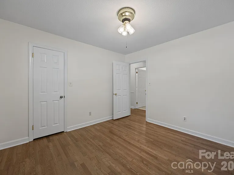 1502 Cloverdale Ln — Photo 10