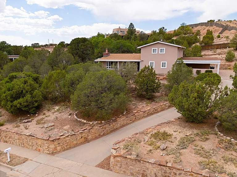 105 Michelle Dr — Photo 1