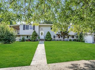 17 Phyllis Dr, East Northport, NY 11731