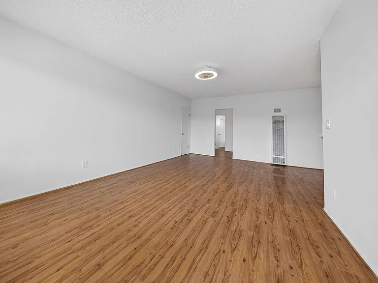 5715 Vineland Ave — Photo 15