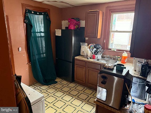 3rd image of 239 W Laveer St