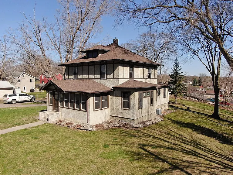 341 Parker Ave E — Photo 1