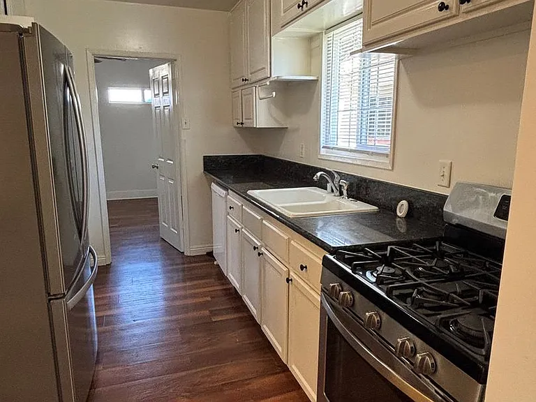 432 W 19th St — Photo 1