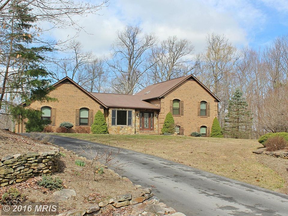 Bright & beautiful home in mountain community