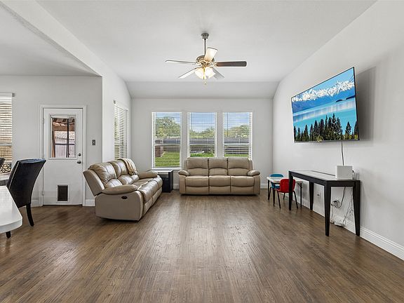 3rd image of 1304 Mountain View Ln