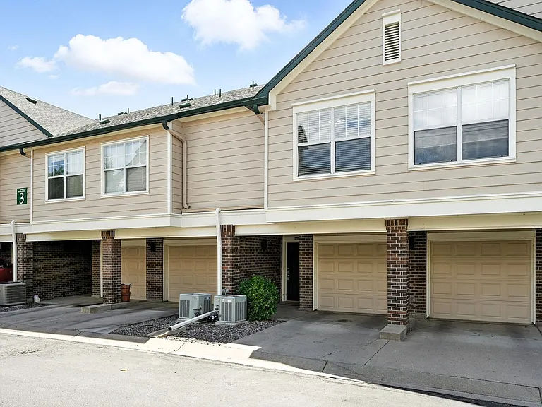1876 Mallard Dr — Photo 2