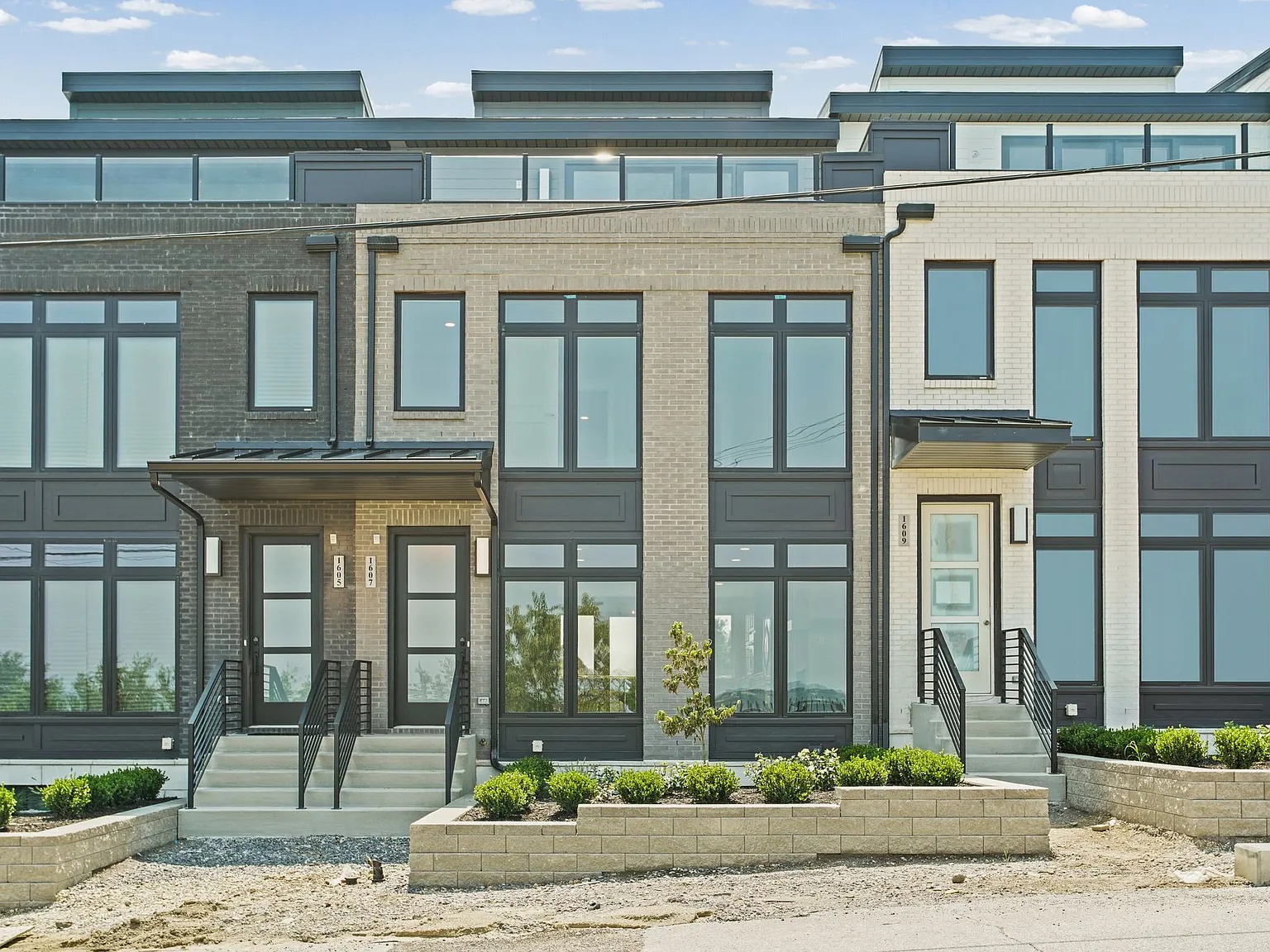 4 bed, 2727 sqft, $7,250 — Photo 2