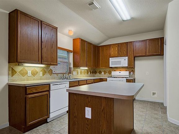 5th image of 17423 Hoover Gardens Dr
