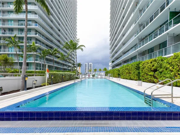 1111 SW 1st Ave, Miami, FL