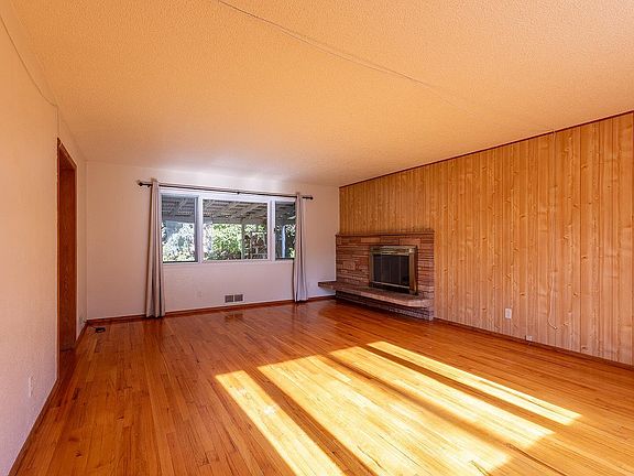 2nd image of 544 NW Sunset Dr