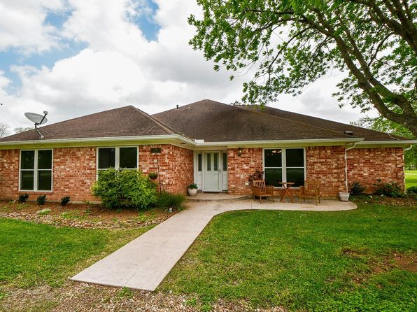410 Cowhide Dr, Wallis, TX 77485