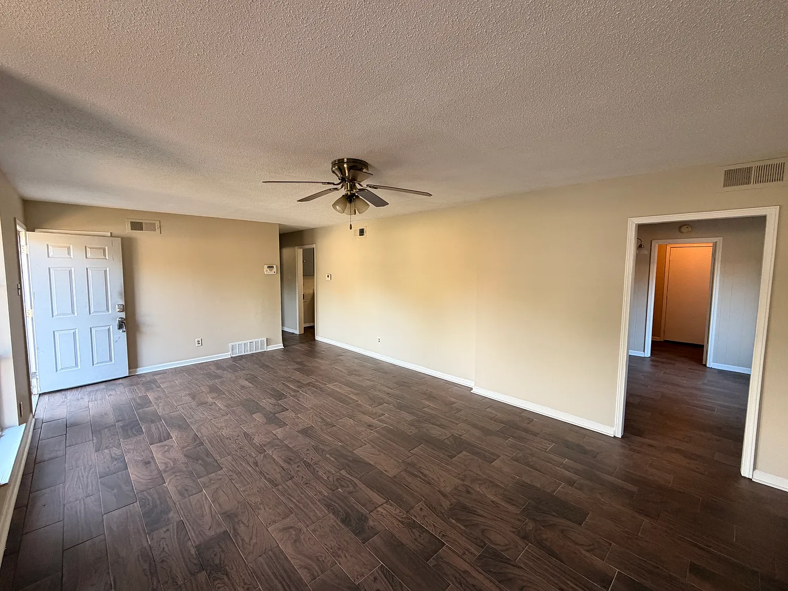 3 bed, 1.5 bath, 1400 sqft, $1,575 — Photo 3