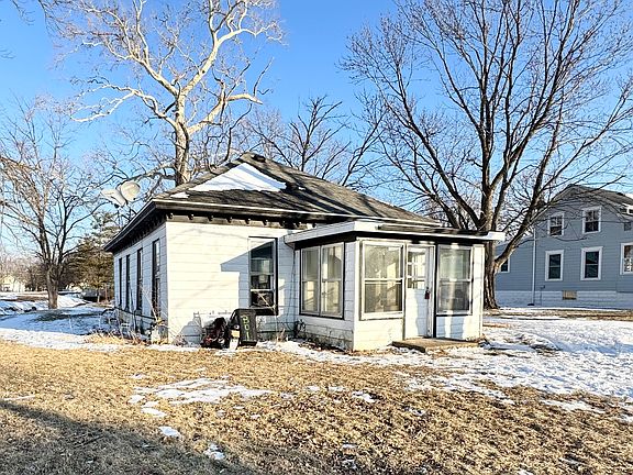 2nd image of 301 S Oak St