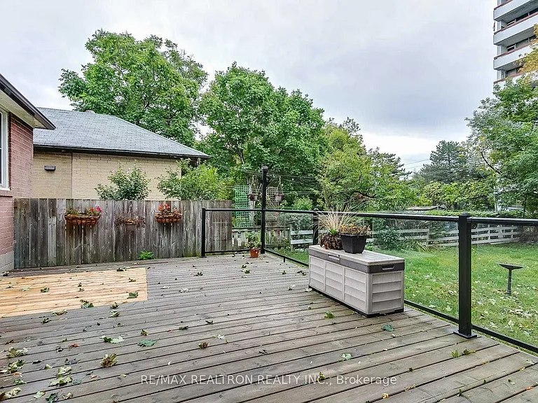 27 Highland Park Blvd — Photo 5