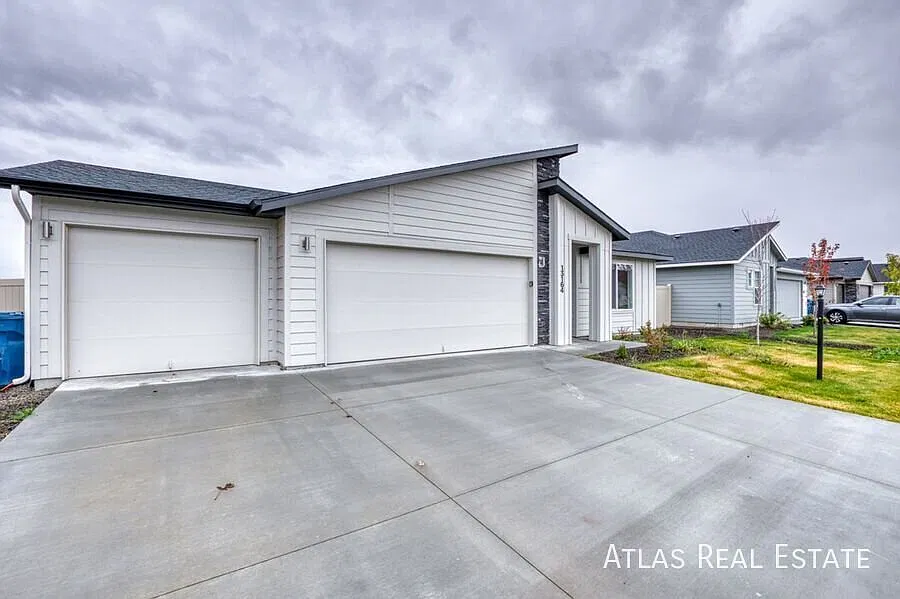 Beautiful single-level 4 bed, 2 bath home with vaulted great room! — Photo 3