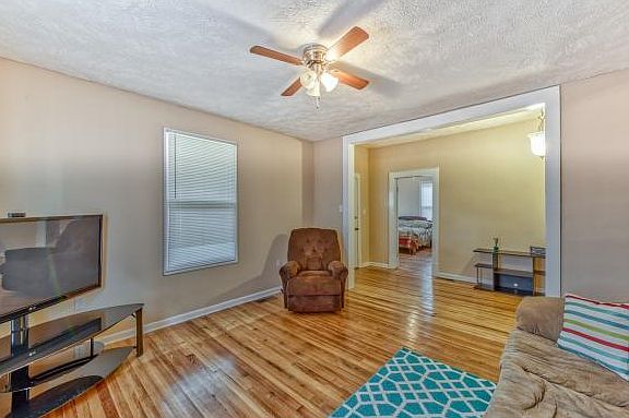 3rd image of 1219 Rhode Island Ave