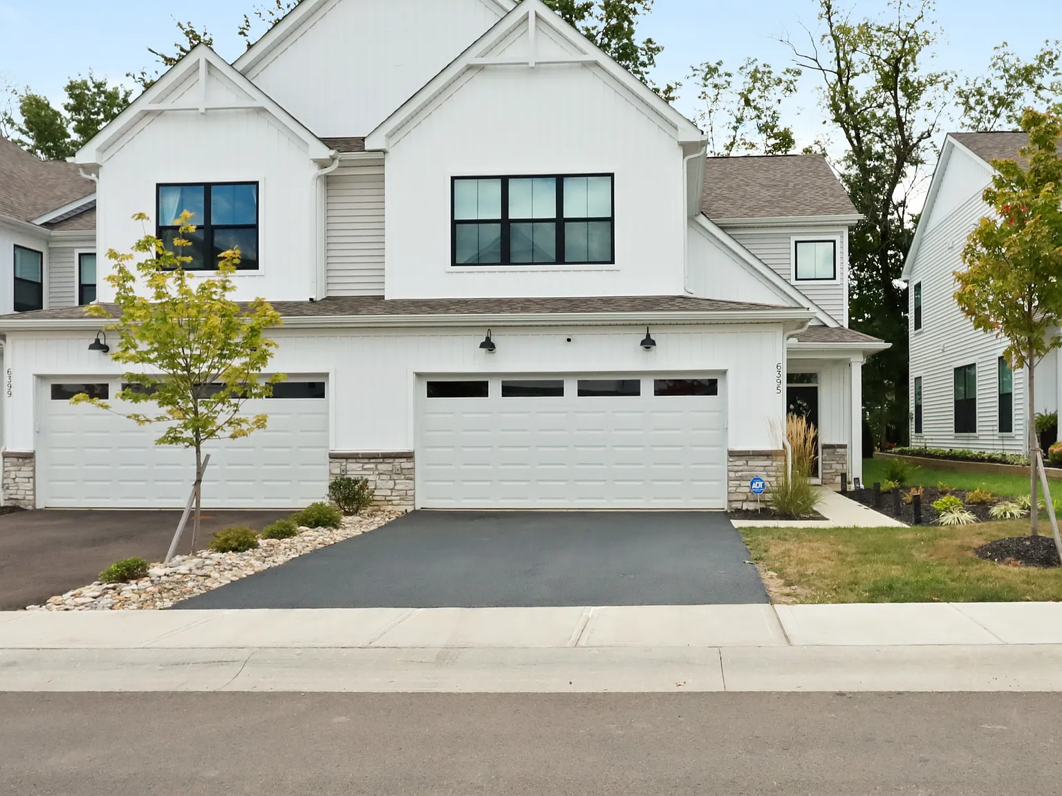 3 bed, 2.5 bath, 2086 sqft, $2,999 — Photo 2
