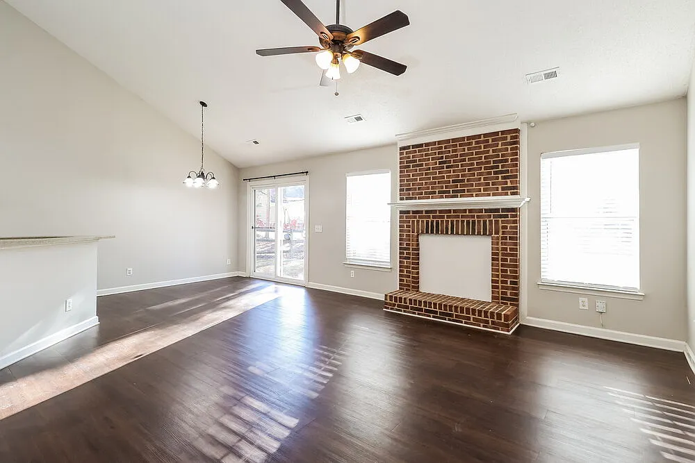 3 bed, 2.0 bath, 1430 sqft, $2,520 — Photo 4