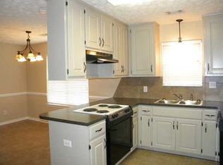 18 Hilltop Cir, Deatsville, AL 36022