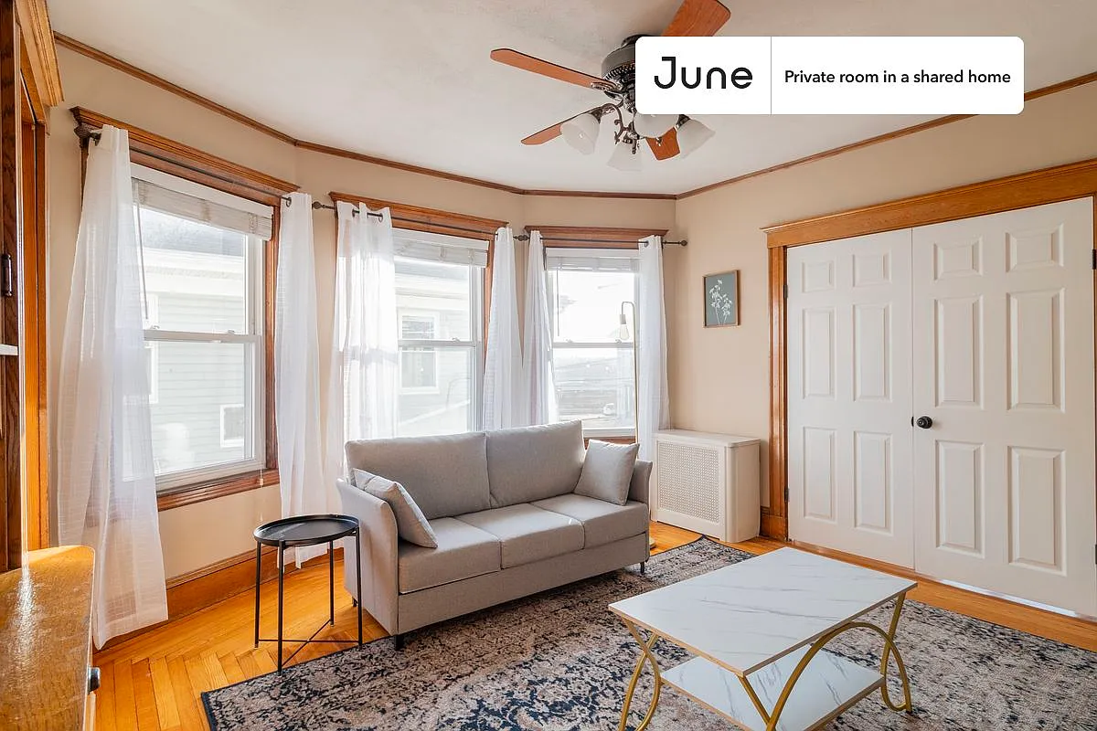 Queen bedroom in 5 bed/2 bath home in Medford #1834 D — Photo 3