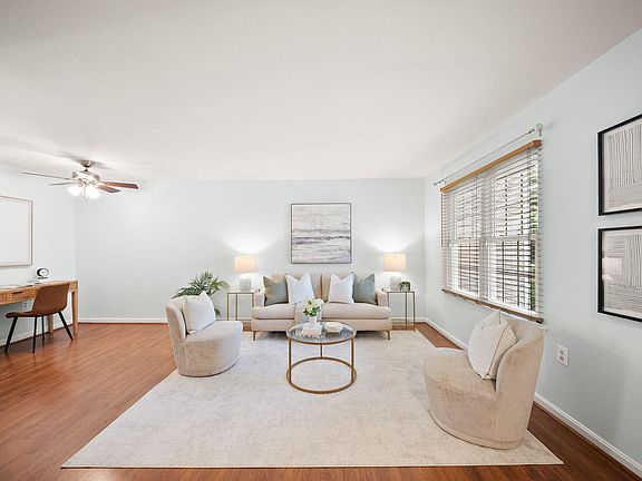 4th image of 15325 Waters Edge Ct