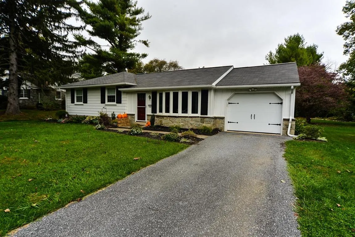 11 Sunrise Ave photo 1