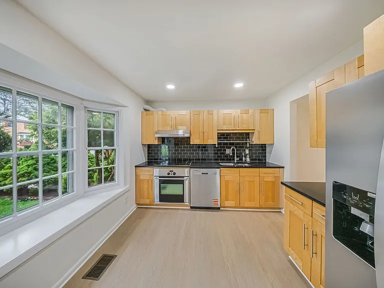 68 Orchard Dr — Photo 2