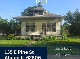 135 E Pine St, Albion, IL 62806