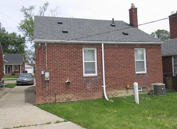4th image of 1425 Moran Ave