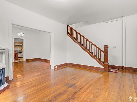 3rd image of 128 John St