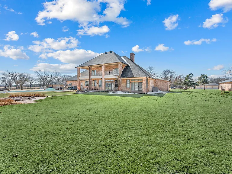 208 Highpoint Cir — Photo 42