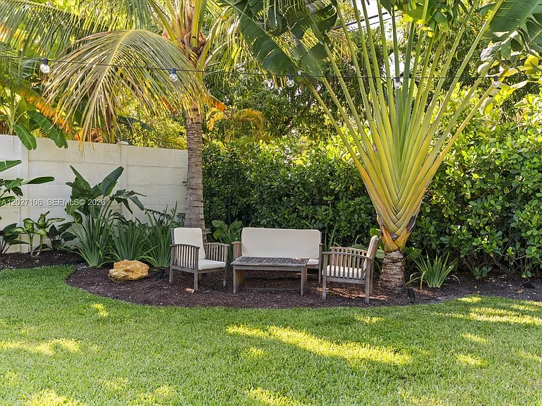 1945 Alamanda Dr — Photo 11